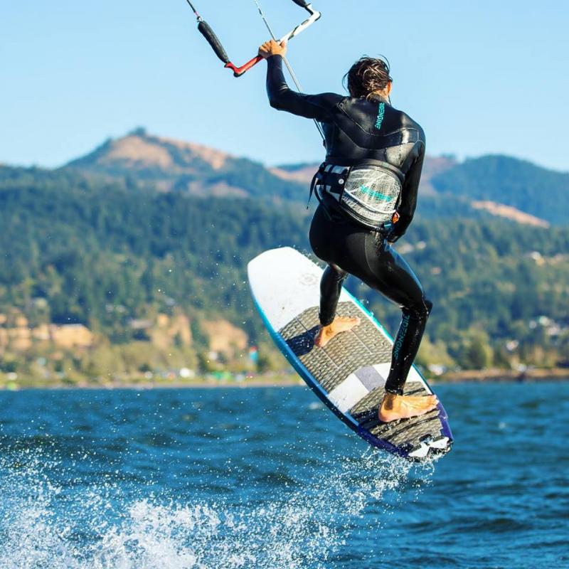 Вейкбординг – трюки в полете над водной гладью